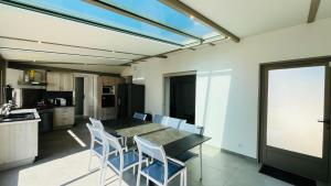 Maisons de vacances Maison Hirondelles, piscine mer et foret : photos des chambres