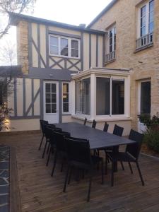 Embruns maison spacieuse rénovée 5 ch 3 sdb 2 WC belle terrasse aménagée barbecue à 250 m de la plage en plein centre d Arromanches au coeur des plages du débarquement, proximité de Bayeux