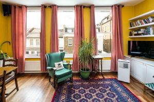 Elegant and Peaceful 2BD apt - Barons CourtLondon