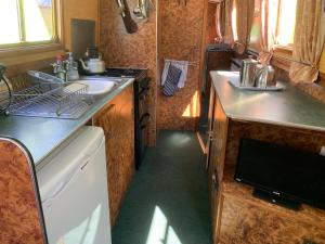 Stone - Boat - Sleeps 4 - Pet Friendly-85ws