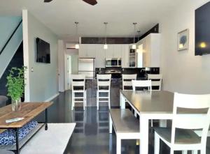 Vista Villa - 3 Bedrooms with Roof Top Deck!