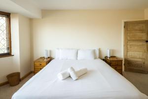 Elegant 2BD House with Garden and Decked Patio