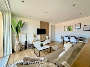 T3 Sea view walking distance of Palais, AC , Parking, Terrace