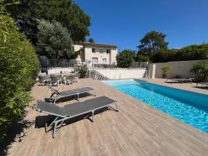 Appartements Logement avec piscine et parking : photos des chambres