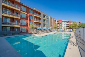 Spacious 2BD - Gym, Pool, Parking, W-D - Sleeps 8