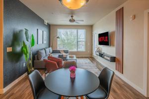 Trendy 2BD Gym Pool Parking WD Sleeps 8