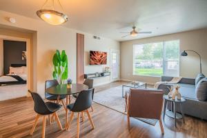 Chic 2BD Pool Gym Parking WD Sleeps8