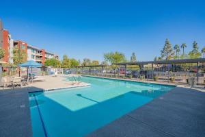 Chic 2BD Pool Gym Parking WD Sleeps8