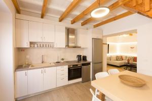 Kotsifi Stays - Cozy 2BR with Rooftop Terrace!