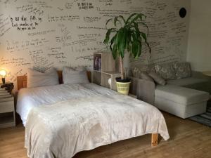 Hygge Home - Stylish Artistic Apartment with Free weekend parking