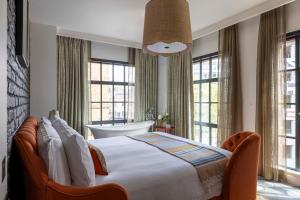 Deluxe One-Bedroom Suite room in The Curtain