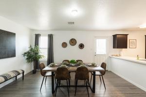 Valley Forest 65in TV Games Lackland Pet - Ubytování bez kategorie ve městě San Antonio