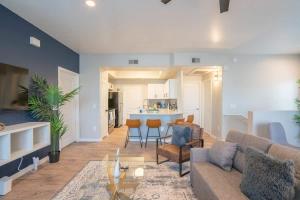 Chic 2BD - Midtown - Gym, Pool, W-D, Parking - Sleeps 8