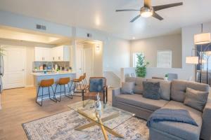 Chic 2BD - Midtown - Gym, Pool, W-D, Parking - Sleeps 8