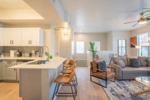 Chic 2BD - Midtown - Gym, Pool, W-D, Parking - Sleeps 8