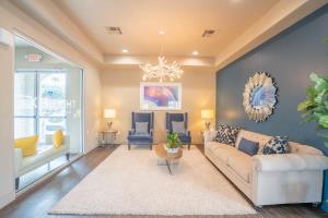 Posh 2BD - Midtown - Gym, Pool, W-D, Parking - Sleeps 8