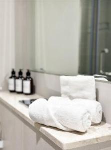 Canal Luxe Burj 1BR Sleeps 4 with Pool and Gym