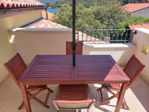 Apartment with Terrace room in House Valun 42