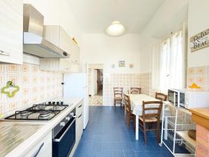 Villino Mirella a Marina di Cecina by Zoom In Earth