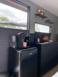 Hotelkamer op water Houseboat Wetterhûske Friesland