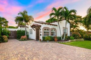 Stylish Pool Retreat Guest House Near Beach