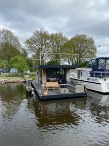 Hotelkamer op water Houseboat Wetterhûske Friesland