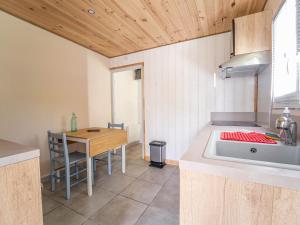 Maisons de vacances Studio confortable entre ocean et foret, ideal pour 2 personnes - FR-1-50-175 : photos des chambres
