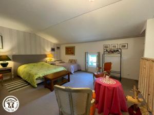 Maisons de vacances Charmant Gite a Beaufou avec Terrasse Privee - FR-1-426-581 : photos des chambres