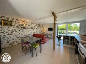 Charmant Gîte à Beaufou avec Terrasse Privée - FR-1-426-581