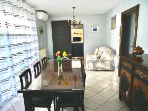 Maisons de vacances Gite Charmant avec Terrasse Privee et Parking a Zellenberg - FR-1-744-44 : photos des chambres