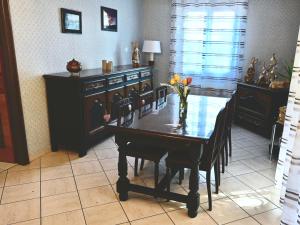 Maisons de vacances Gite Charmant avec Terrasse Privee et Parking a Zellenberg - FR-1-744-44 : photos des chambres