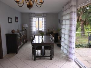 Maisons de vacances Gite Charmant avec Terrasse Privee et Parking a Zellenberg - FR-1-744-44 : photos des chambres