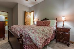 Majestic View cabin in Bryson City: 4BR, lake views, sleeps 10—your perfect mountain escape!