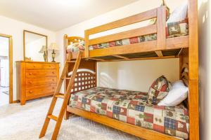 Majestic View cabin in Bryson City: 4BR, lake views, sleeps 10—your perfect mountain escape!