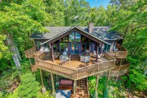 Majestic View cabin in Bryson City: 4BR, lake views, sleeps 10—your perfect mountain escape!