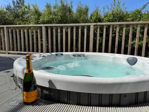 The Black Barnacle Luxury Holiday Home with Roof Top Terrace & Hot Tub