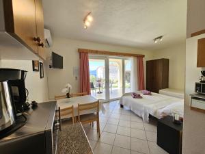 KETI 2 NV - Studio apartment with terrace