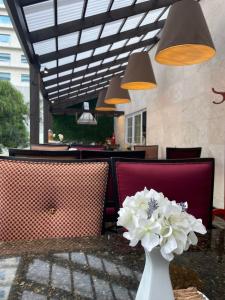 Apartamento en zona viva, zona 10 con balcón a la ciudad