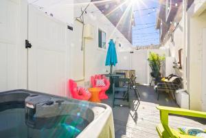 C- Vibrant and Glam NoHo Pad near U-Studios and H-Sign