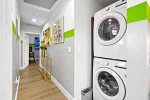 C- Vibrant and Glam NoHo Pad near U-Studios and H-Sign