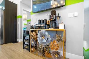 C- Vibrant and Glam NoHo Pad near U-Studios and H-Sign