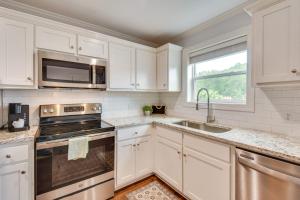 Steps to River and Shops Downtown Helen Retreat!