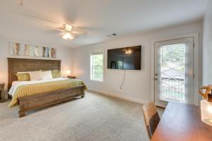 Steps to River and Shops Downtown Helen Retreat!