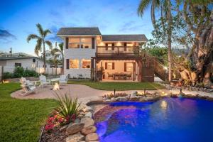 Walk to Gulf Luxe Luau-Themed Gem in Holmes Beach - 4hvězdičkové hotely ve městě Holmes Beach