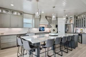 Always 5 Oclock Beachfront Hot Tub Luxury Game Area