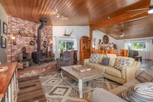 Yosemite Creekside Retreat with spagamesEV Charger and more