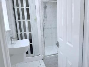 Fountain House-Sleeps 5-Central Dagenham-Parking