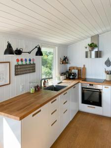 True Atmosphere With Sea View And Beach