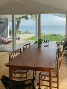 True Atmosphere With Sea View And Beach