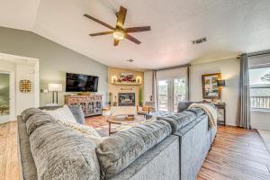 Charming Ruidoso House w Deck & Mountain Views!